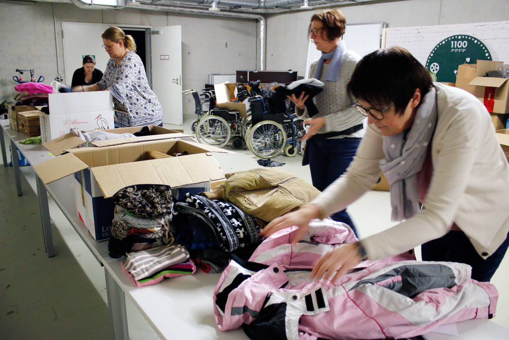 1._Hochschulangehörige_beim_Verpacken_der_Spenden