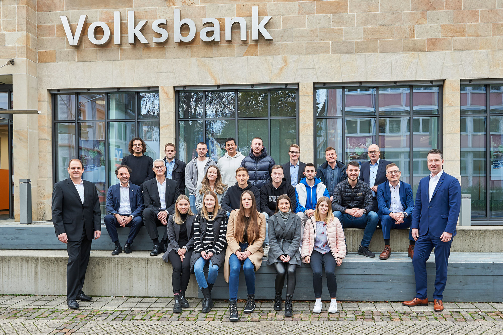Gruppenfoto der Studierenden auf der Treppe vor dem Volksbannkgebäude