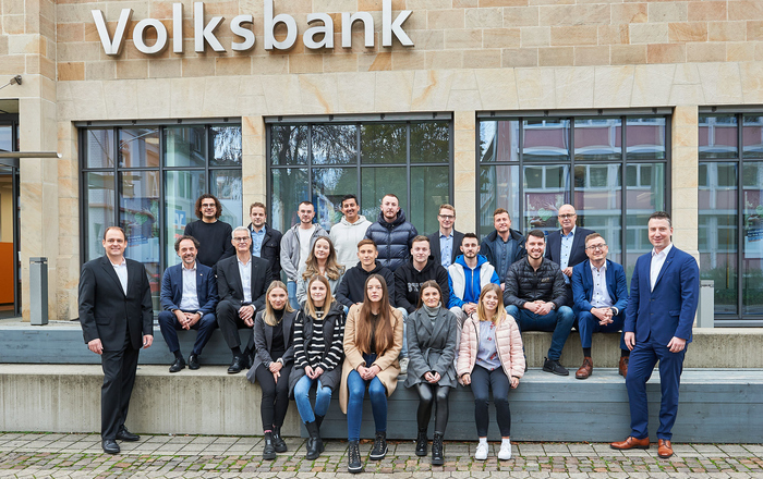 Gruppenfoto der Studierenden auf der Treppe vor dem Volksbannkgebäude