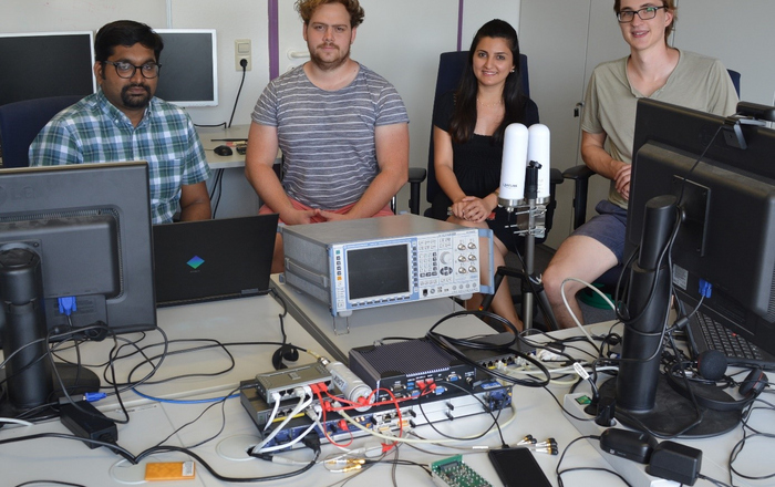 (v.l.) Jubin Sebastian E., Bastian Bouguin, Adian Shubbar und Fabian Sowieja mit dem Aufbau des Campusnetzwerks am ivESK