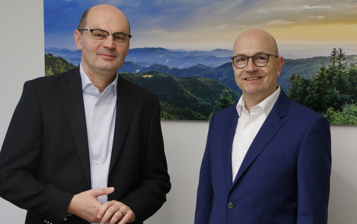 Stephan Trahasch links und Stefan Ernst rechts stehen vor einem Schwarzwaldfoto