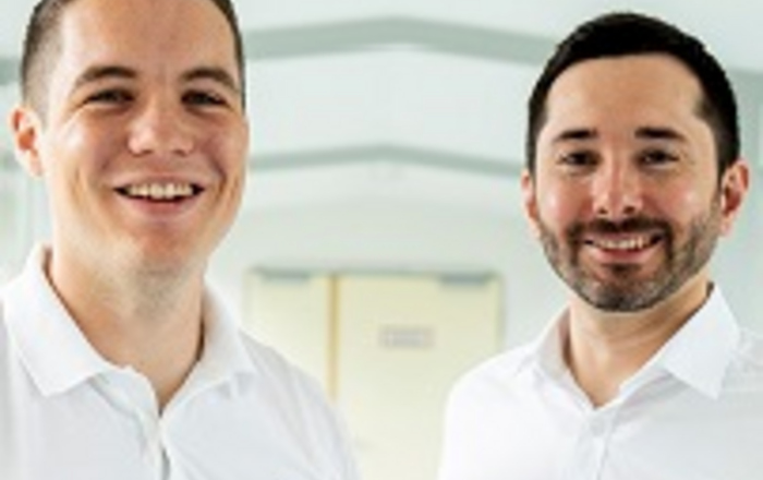 Zwei Männer in weißen Händen