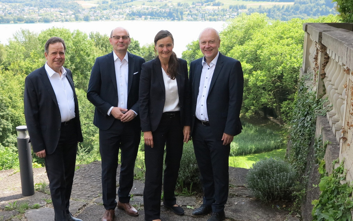 Gruppenfoto des Vorstands im Grünen