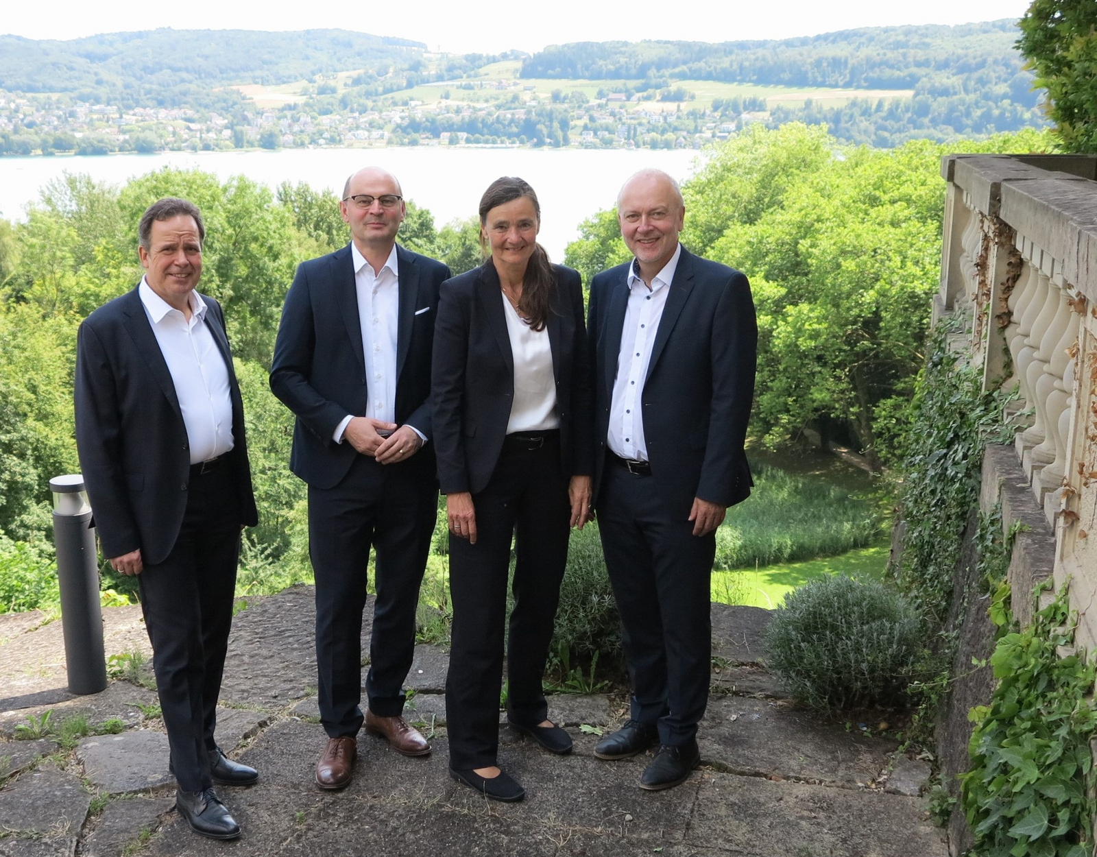 Gruppenfoto des Vorstands im Grünen