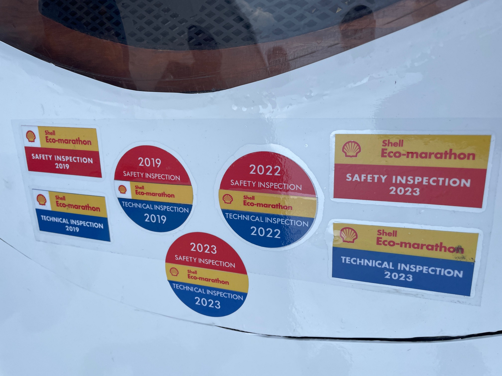 Die wichtige Plaketten auf dem Auto 