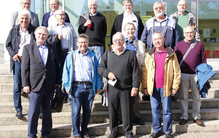 Gruppenfoto der Veteranen mit Prof. Kohler auf der Treppe vor Gebäude D 