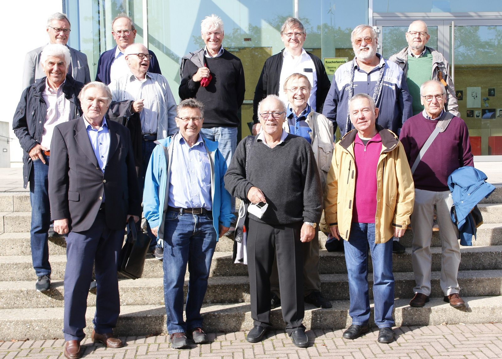 Gruppenfoto der Veteranen mit Prof. Kohler auf der Treppe vor Gebäude D 