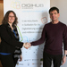 Prof. Dr. Gerhard Kachel (rechts) schüttelt Catharina Huf (links) vor eine DIGIHUB-Banner die Hand.