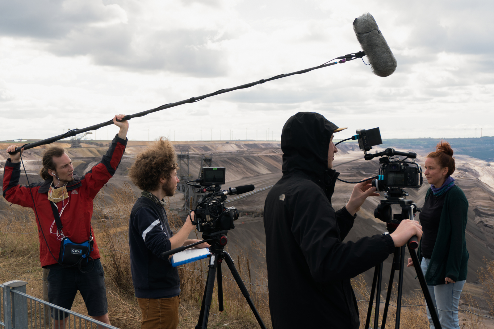 Kamera, Ton und Interviewte am Rand des Tagebaus