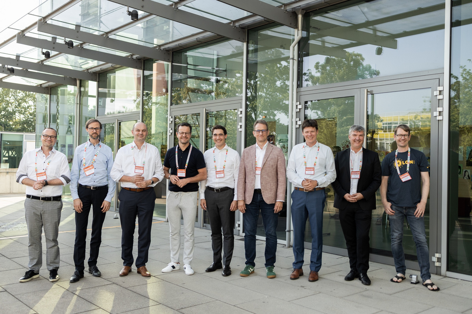 (von links): Markus Köster (Chief Innovation to Business, EDF Berlin), Professor Dr. Wolfgang Bessler (Leiter Institut für nachhaltige Energiesysteme Hochschule Offenburg), Professor Dr. Stephan Trahasch (Rektor Hochschule Offenburg), Marco Steffens (Oberbürgermeister Stadt Offenburg), Lars Mosdorf (Geschäftsführer Flughafen Düsseldorf), Werner Mäurer (Geschäftsführer HIWIN Offenburg), Florian Appel (Geschäftsführer Black Forest Innovation Offenburg), Dr. Thomas Peukert (CEO Meiko Group Offenburg) und Lars Amsbeck (Managing Director HelioHeat Offenburg) stehen vor dem D-Gebäude der Hochschule