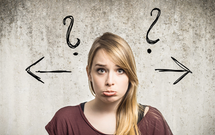 Frau mit zwei Fragezeichen und zwei Pfeilen, die in unterschiedliche Richtungen weisen, neben ihrem Kopf
