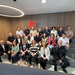 Gruppenbild KHG-Konferenz Die Teilnehmenden der Konferenz, sitzend im foyer des Gebäude A
