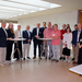Gruppenfoto der an Stehtischen stehenden Gäste und Hochschulvertreter*innen
