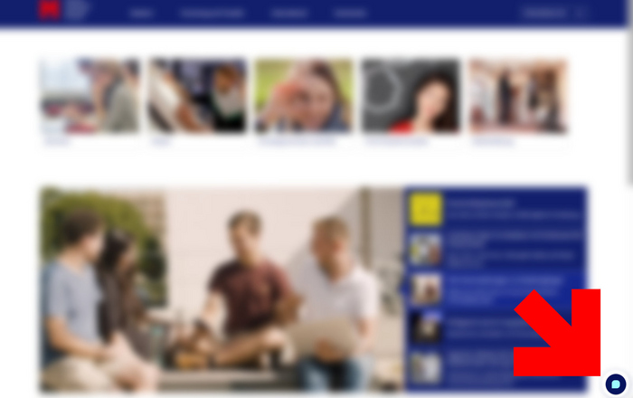 Screenshot der Hochschulwebseite mit dem rot umrahmten Chatbot-Zeichen unten rechts