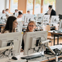 Junge Menschen sitzen in einem Computerraum