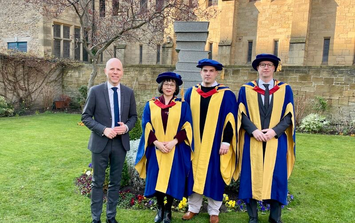 Professor Andreas Klasen (left) congratulated Dr. Michael Stopfkuchen (right) and Dr. Juri Suehrer (middle) on the successful acquisition of their doctoral degrees.
