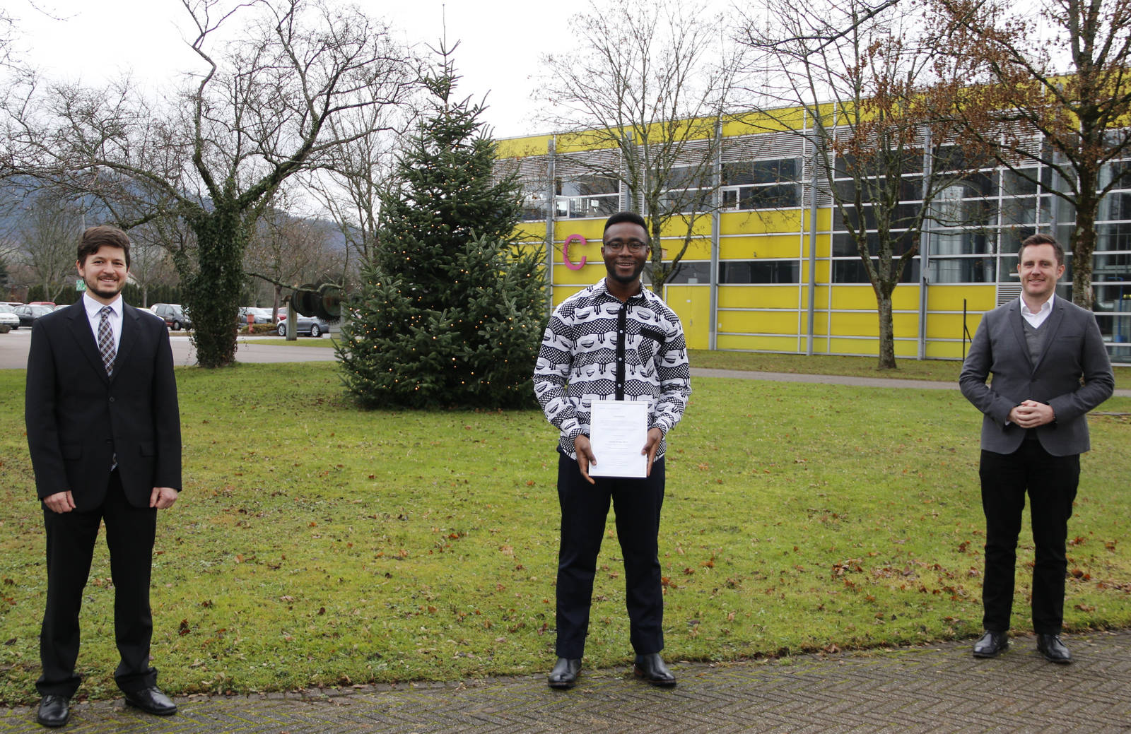 Links: Dr. Alexander Burdumy, Mitte: Stéphane Toguem Fokoua, Rechts: Prof. Dr. Oliver Schäfer