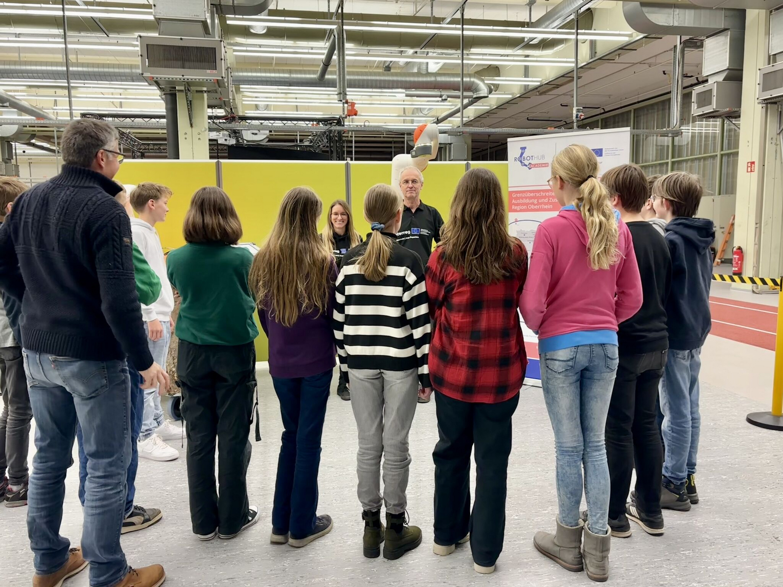 WLRI-Mitarbeiter führen eine Gruppe von Studenten in das Labor ein WLRI-Mitarbeiter führen eine Gruppe von Studenten in das Labor ein