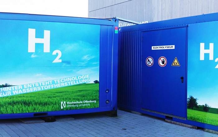 blaue Container auf den H2 steht