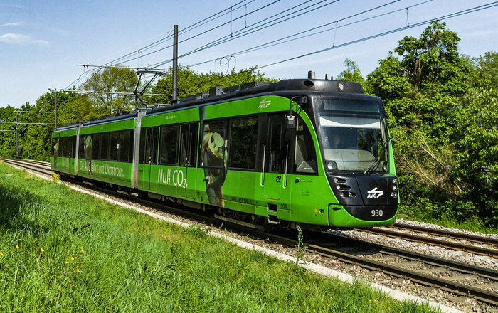 Eine S-Bahn, die neben Personen auch Güter transportiert.
