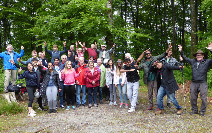 Gruppenfot mit jubelnden Mitgliedern des Senior Service und internationalen Studierende bei ihrer jährlichen Schwarzwaldwanderung.