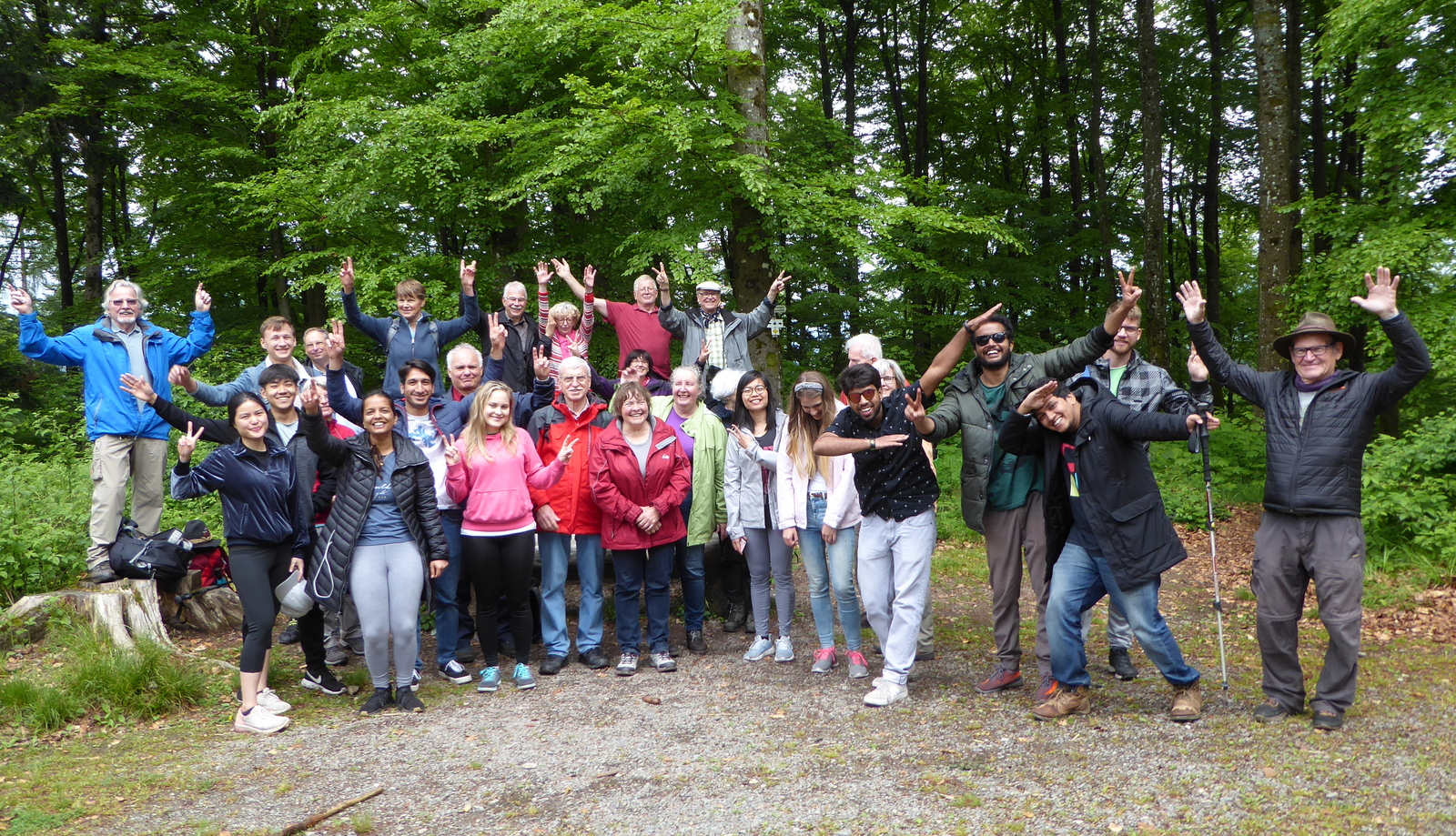 Gruppenfot mit jubelnden Mitgliedern des Senior Service und internationalen Studierende bei ihrer jährlichen Schwarzwaldwanderung.
