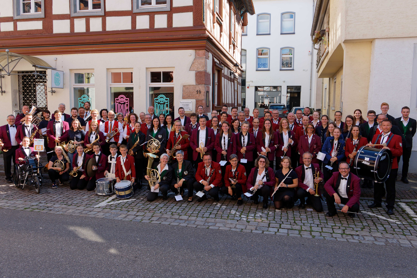 Gruppenbild mit Vertreterinnen und Vertretern der 12 Musikgruppen beim Landesfestumzug