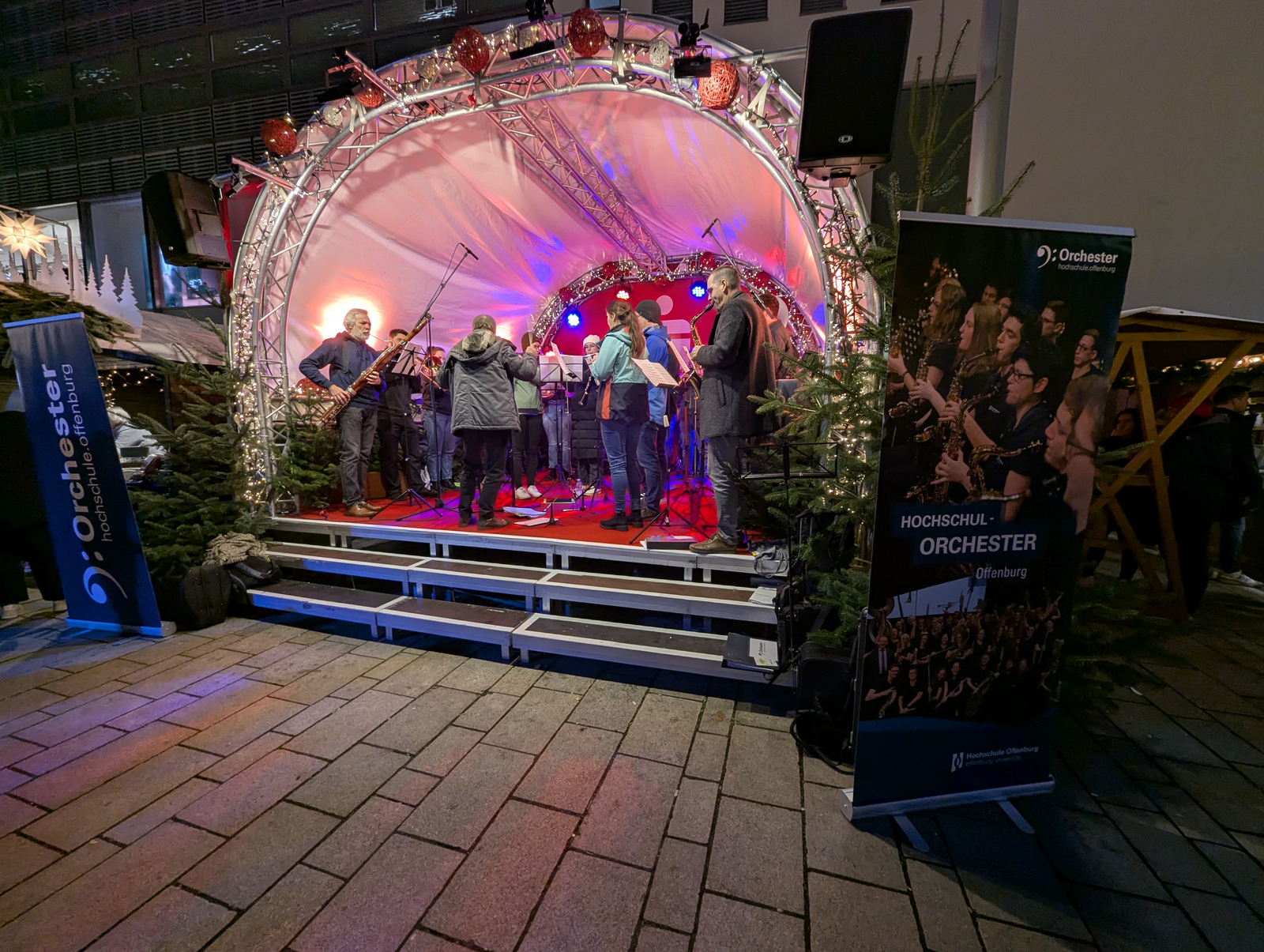 Orchester auf der Weihnachtsmarktbühne