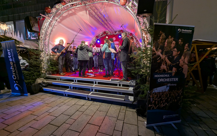 Orchester auf der Weihnachtsmarktbühne