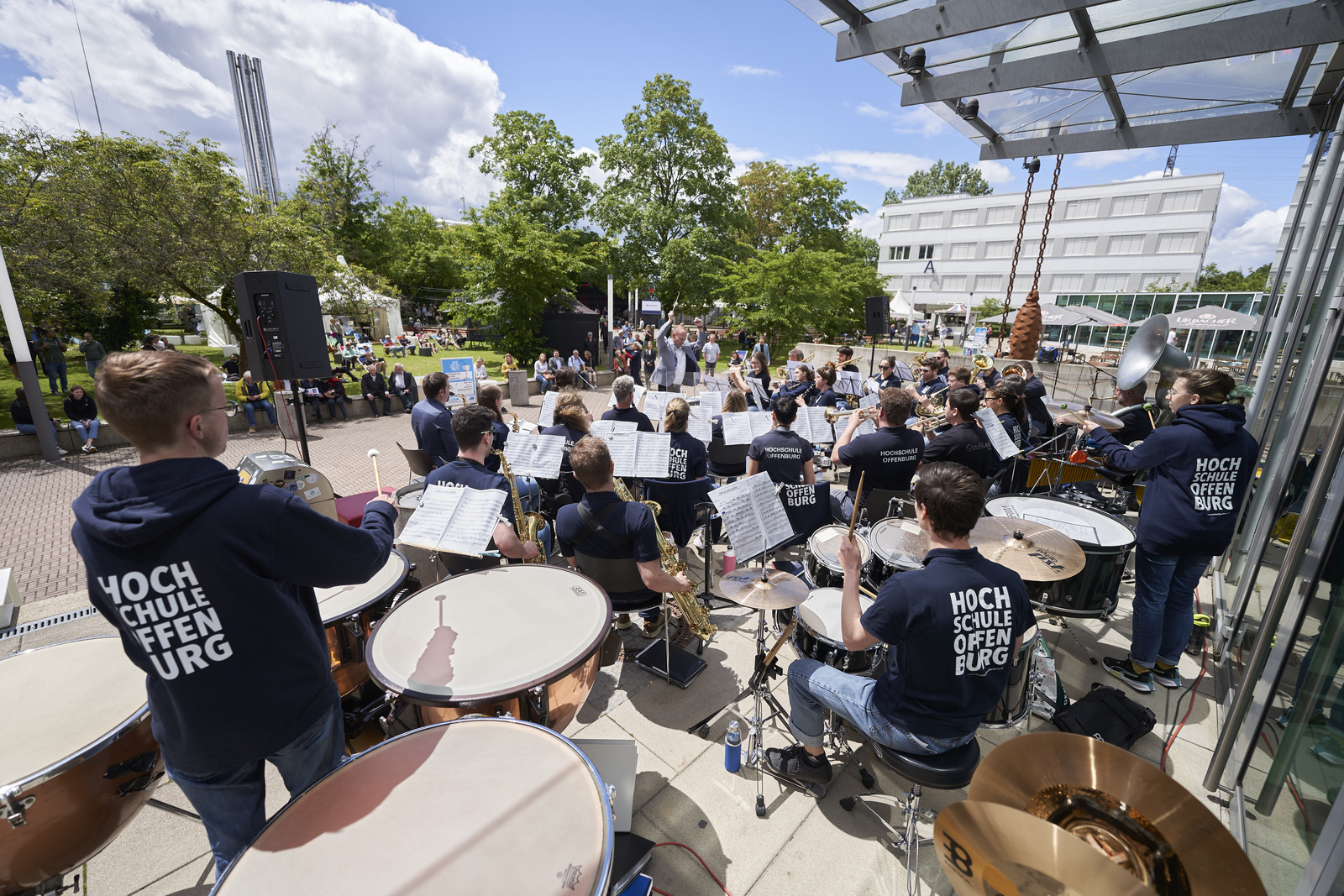 Orchester von hinten auf der Treppe von Gebäude D mit Zuschauern davor