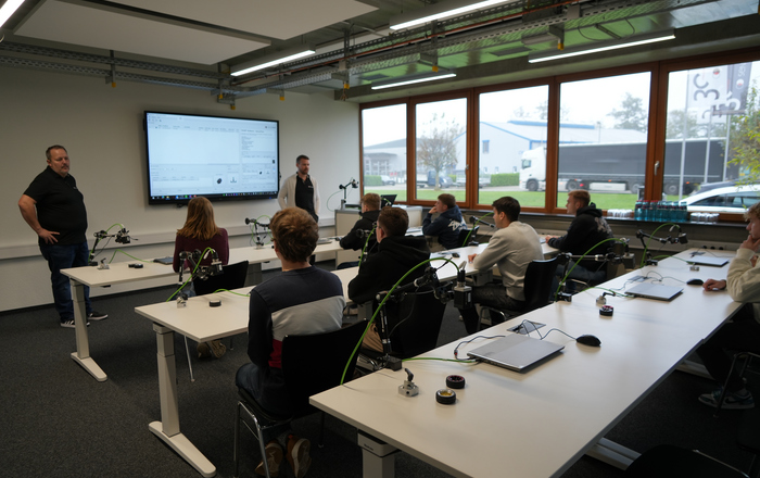 startING Studierende bei SensoPart testen Vision-Sensoren