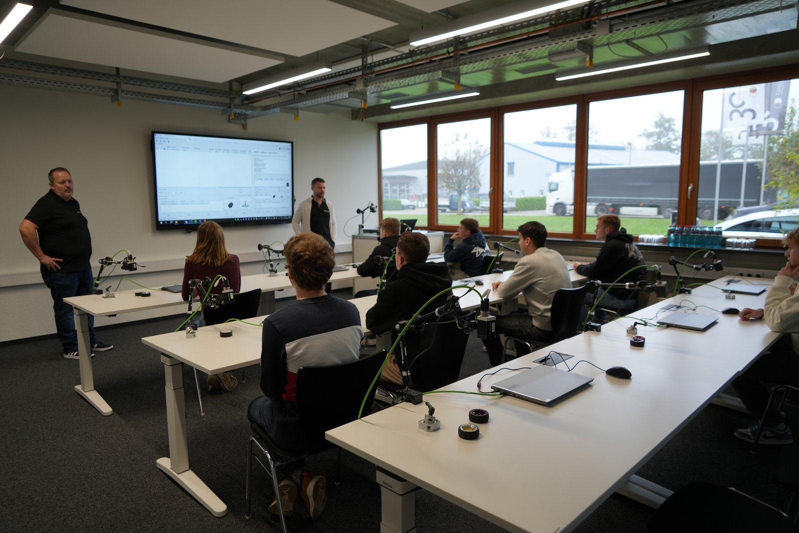 Spannende Einblicke im Rahmen der Exkursion bei SensoPart startING Studierende bei SensoPart testen Vision-Sensoren