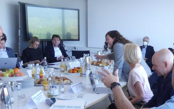 Konzentration und Diskussion innerhalb der Jury der zweiten OGFLab-Runde