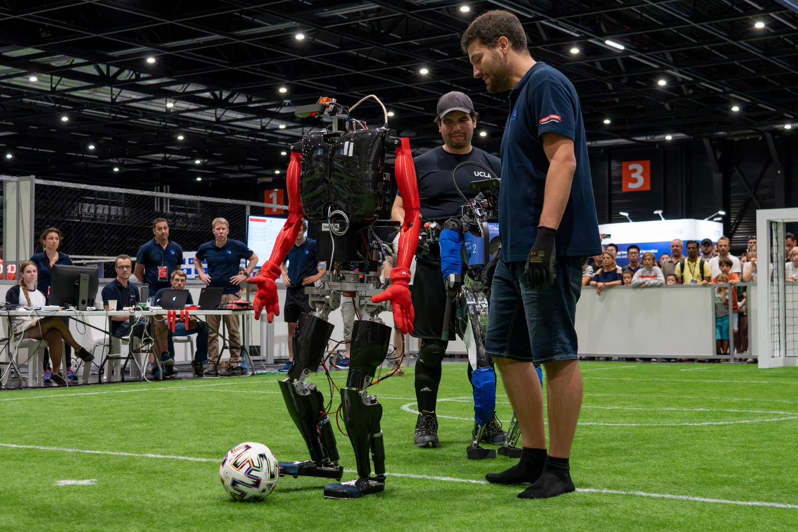 Sweaty mit Ball und Teammitglied auch dem Feld 