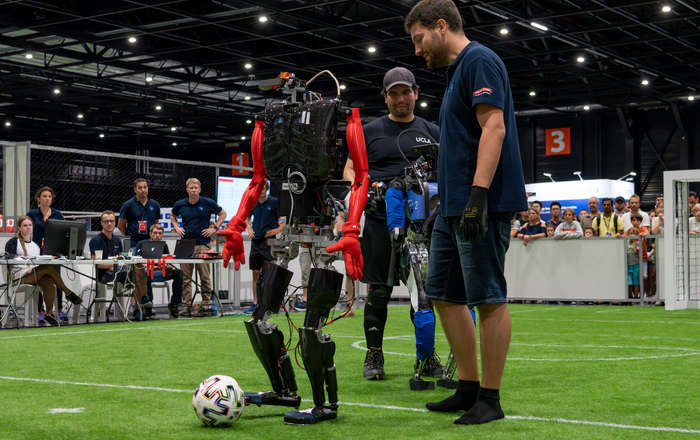 Sweaty mit Ball und Teammitglied auch dem Feld 