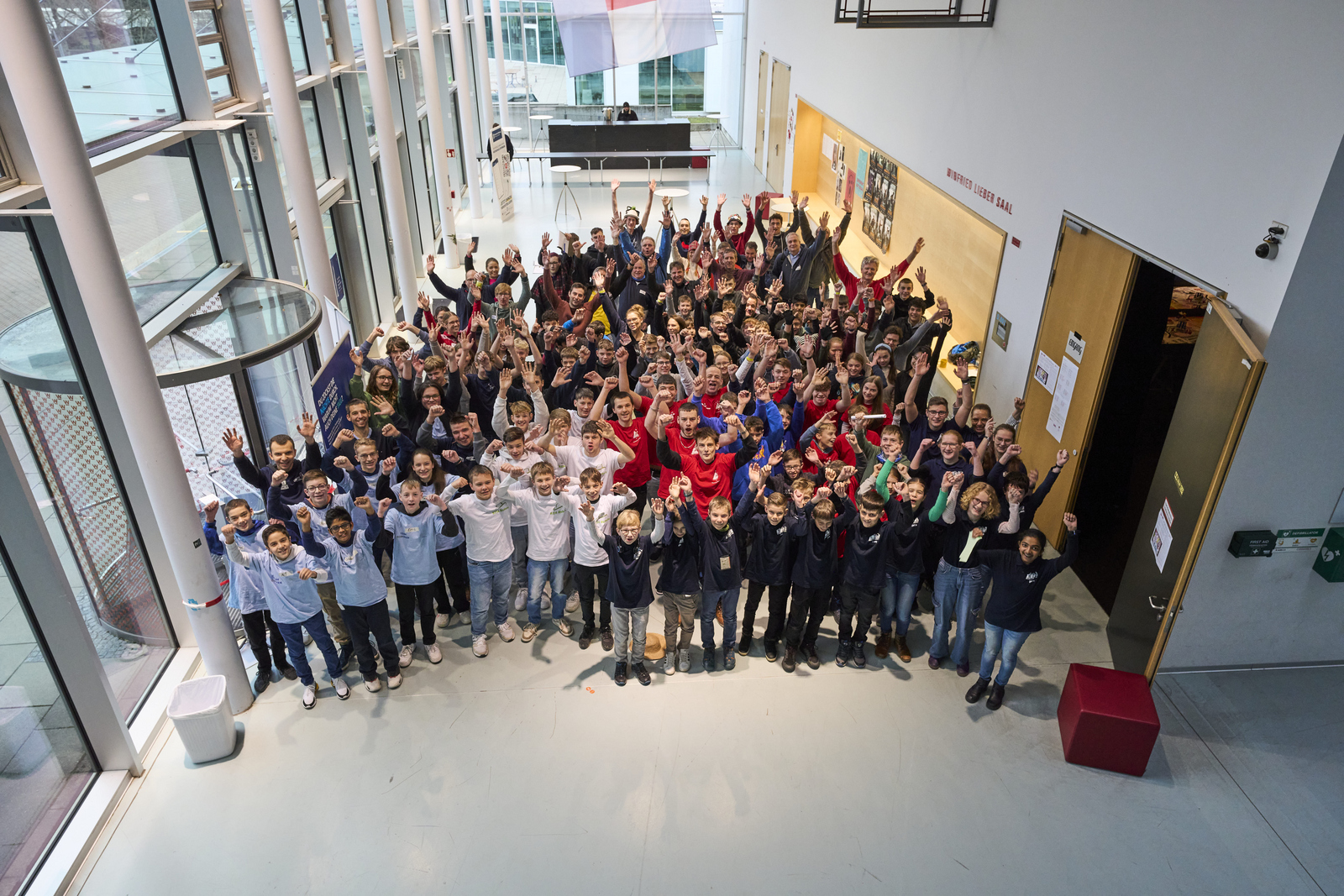 Gruppenfoto aller Teams im Foyer von Gebäude D