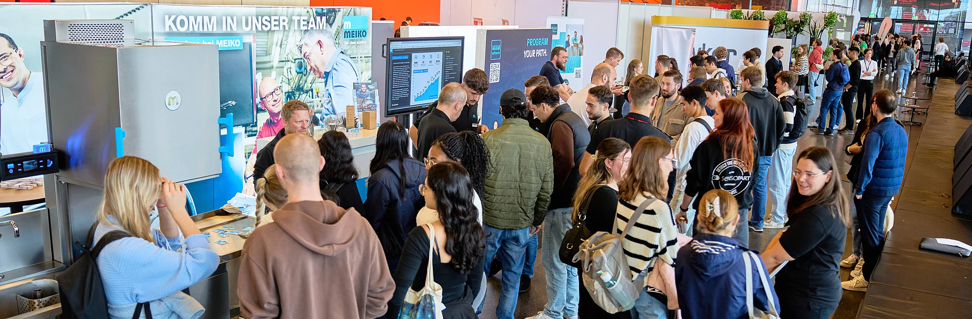 Studierende informieren sich auf der Career Messe