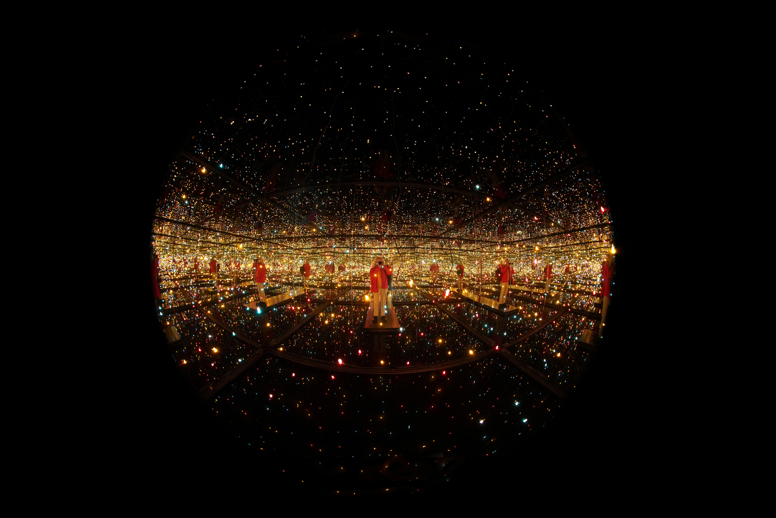 Ein Mann fotografiert sich in einem Kunstwerk selbst