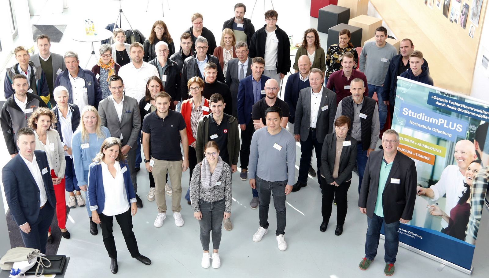 Gruppenfoto der Teilnehmenden im Foyer von Gebäude D