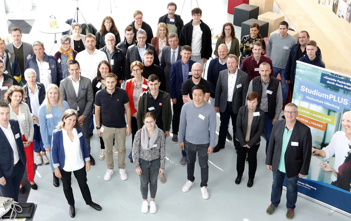 Gruppenfoto der Teilnehmenden im Foyer von Gebäude D