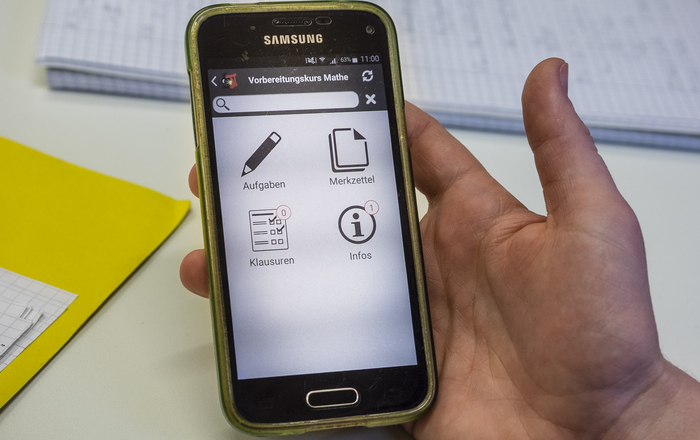 eine Hand hält ein Smartphone
