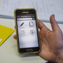 eine Hand hält ein Smartphone