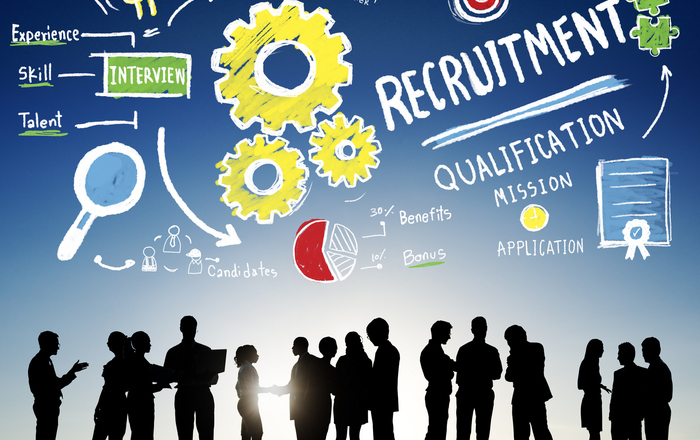 Menschen stehen im Gegenlicht und unterhalten sich. Über ihnen sind verschiedene Worte und Dinge gezeichnet