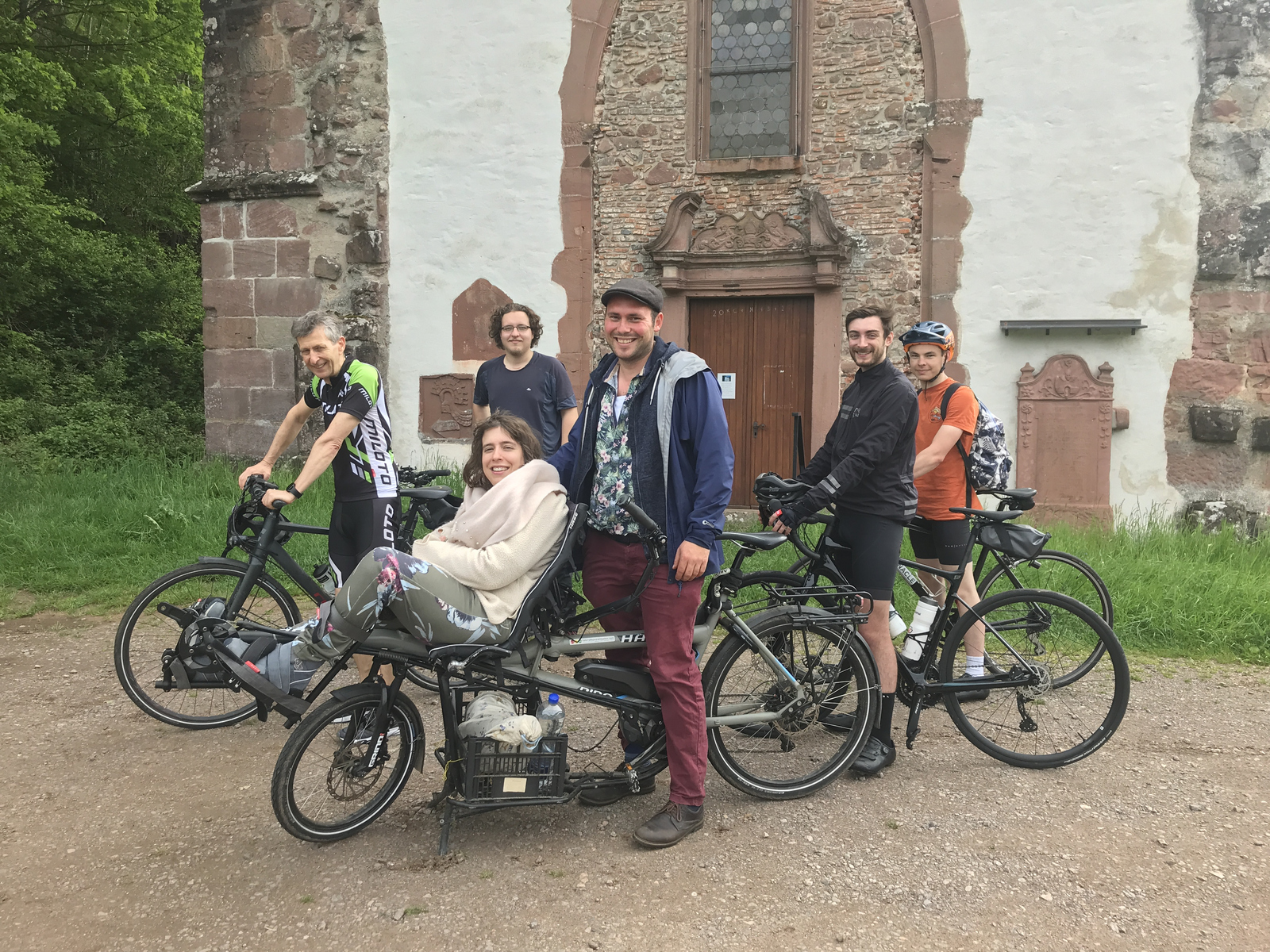 Fahrradfahrer vor eienr Kapelle