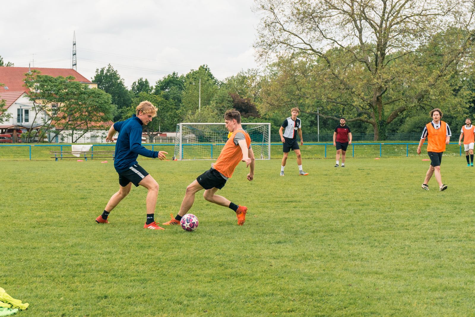 Fußballspieler auf einem Feld mit Tor 