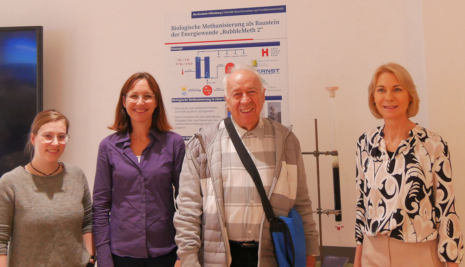 2024-10-21 Inscheniörle besucht Zukunftswerkstatt Drei Frauen und ein MAnn stehen vor einem Poster in der Zukunftswerkstatt