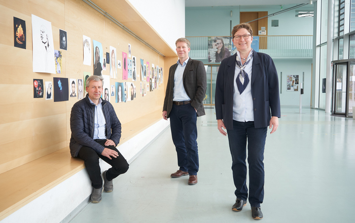 Fakultätsleitung im Foyer