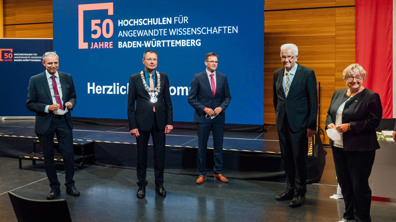 Rektor Prof. Dr. Gerhard Schneider, Oberbürgermeister Thilo Rentschler, Landrat Dr. Joachim Bläse, Ministerpräsident Winfried Kretschmann MdL, Wissenschaftsministerin Theresia Bauer MdL (von links) beim Festakt