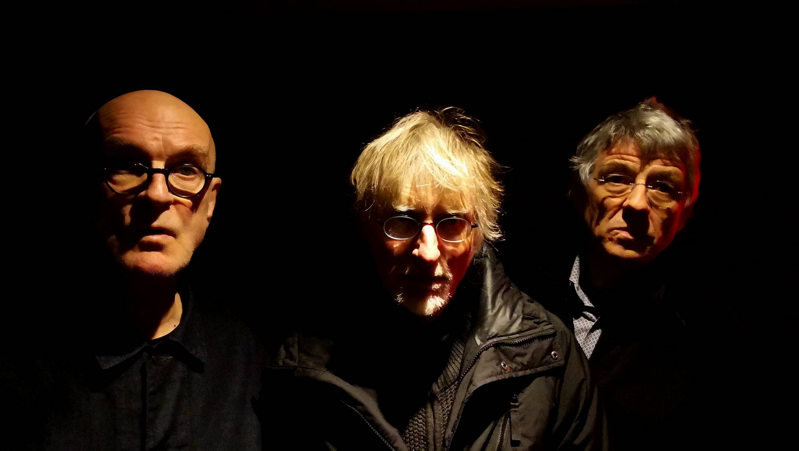 Die drei Köpfe der Musiker von KONK PACK im Halbdunkeln