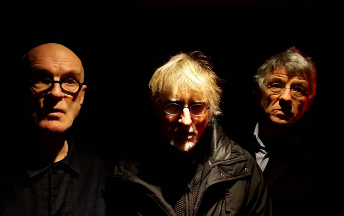 Die drei Köpfe der Musiker von KONK PACK im Halbdunkeln